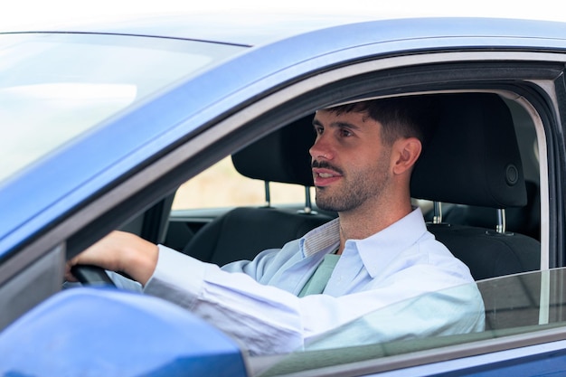 車内を運転する男性