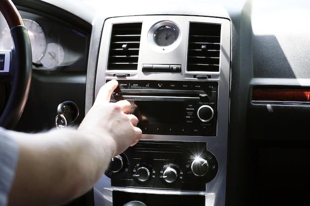 現代の車を運転する男をクローズ アップ