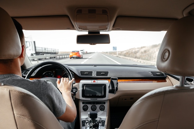 現代の車を運転している男