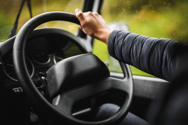 雨の日に運転する男