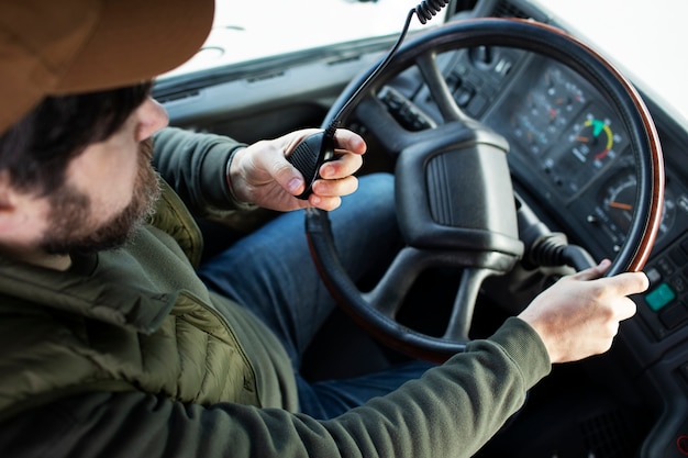 Photo man driving truck high angle