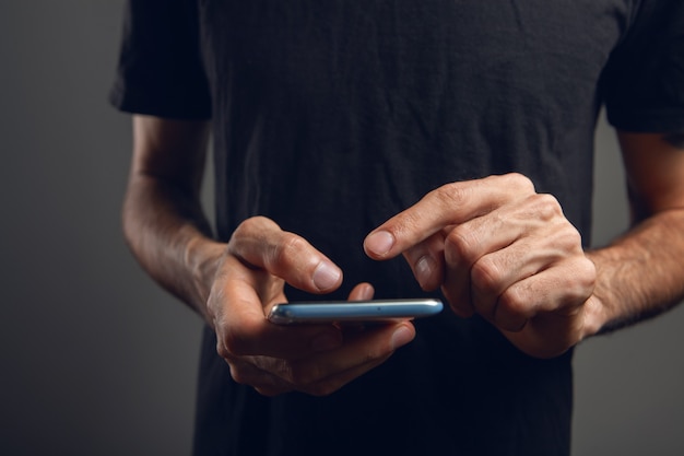 Man drukt op het telefoonscherm