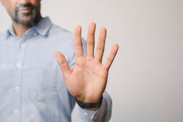 Man drukt zijn handpalm tegen een scherm