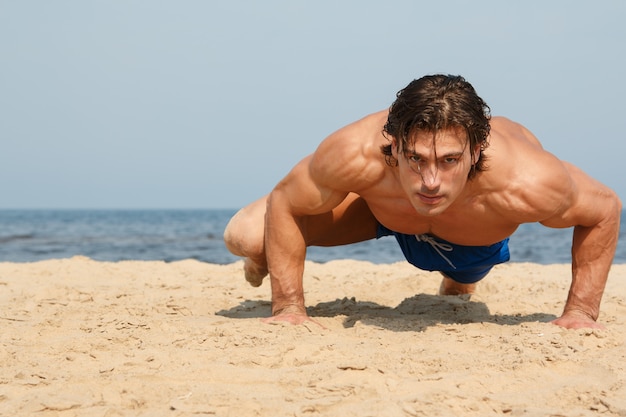 Photo man during workout on the beach