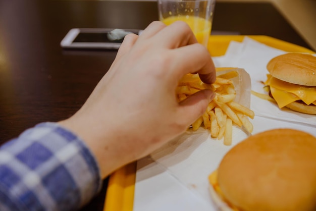 사진 남자는 카페 1인칭 시점에서 감자튀김을 먹는다