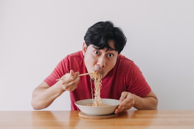 사진 남자는 라면을 아주 맛있게 먹는다