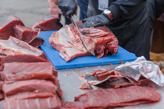 Foto uomo che mangia pesce in vendita al mercato