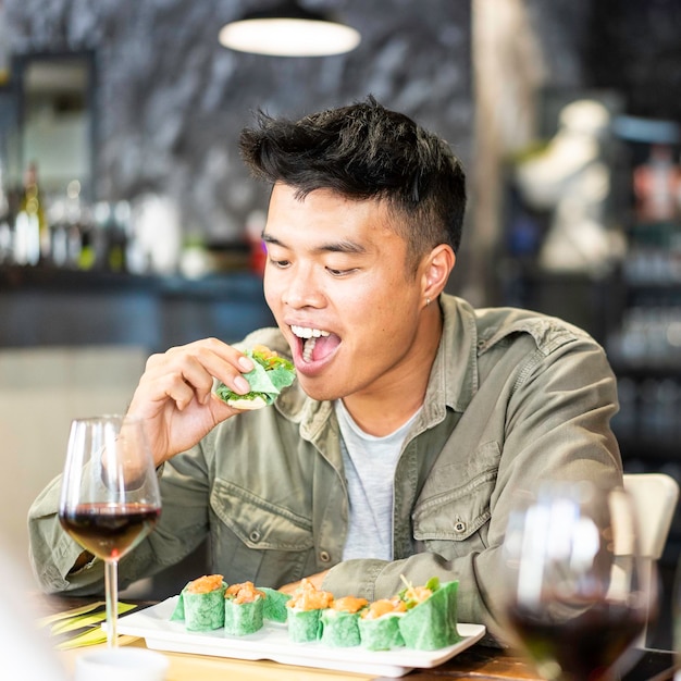 Foto uomo che mangia al ristorante