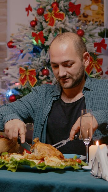 Photo man eating food on table at home