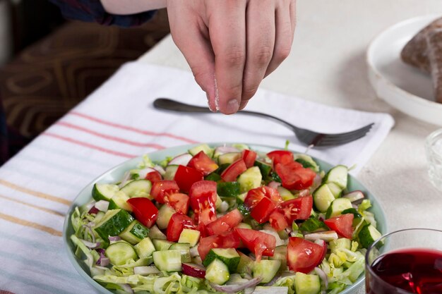 Photo man eating fresh vegetable salad closeup