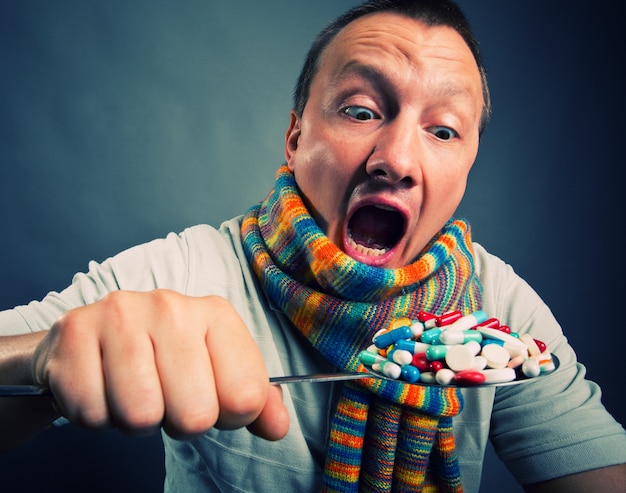 写真 丸薬を食べる男