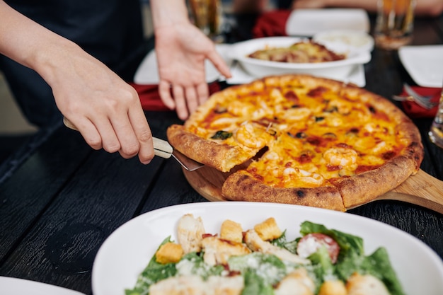 Uomo che mangia pizza