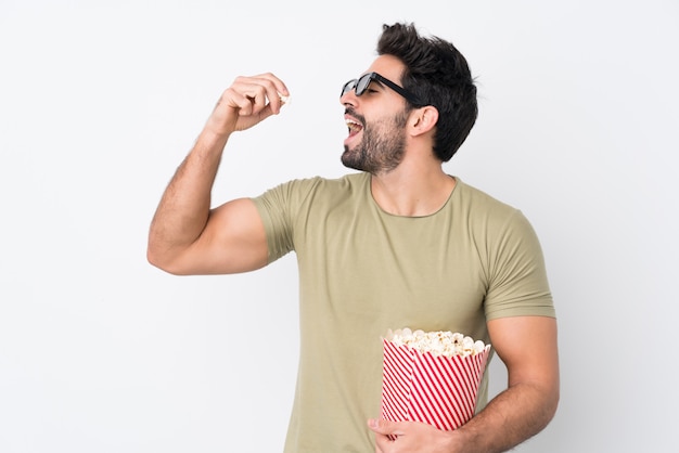 孤立した壁を越えて映画を見ながらポップコーンを食べている男