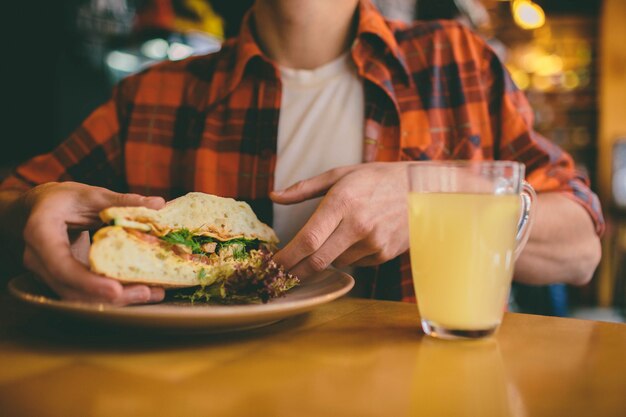 レストランで食事をし、おいしい料理を楽しむ男