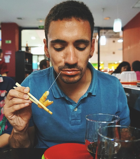 Photo man eating