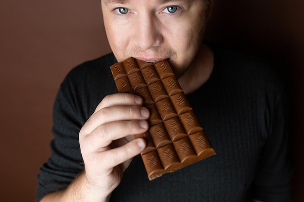 男がチョコレートを食べる