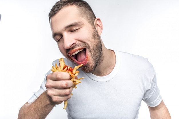 男はジャンクフードを食べる