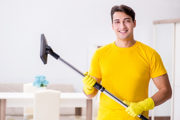 Man echtgenoot die het huis schoonmaakt dat zijn vrouw helpt