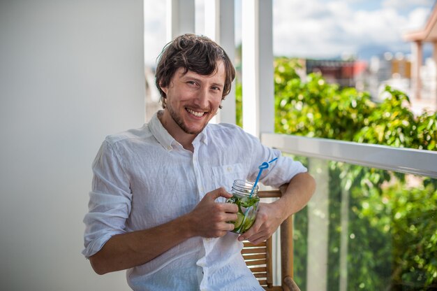 Man een mojito drinken op het terras.