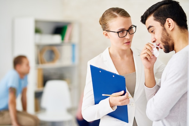 Man één op één praten met psychiater