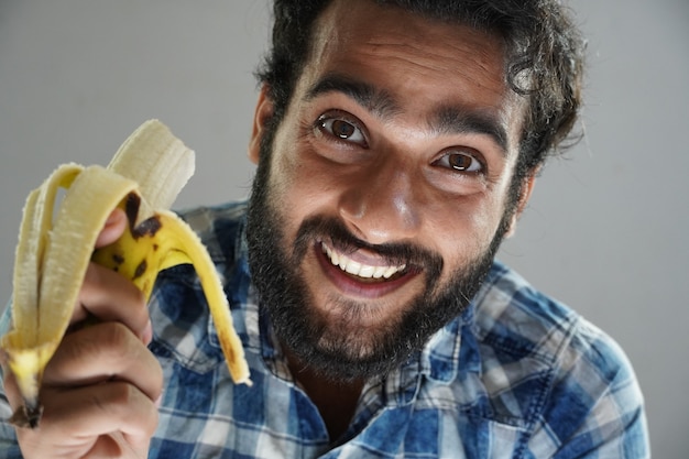 Man eet banaan en gelukkig