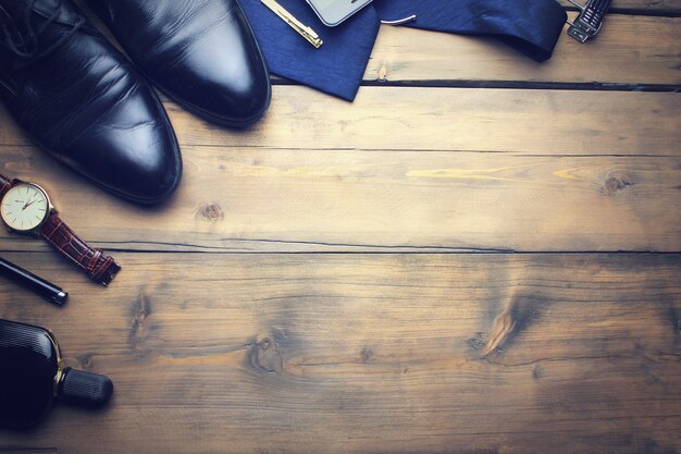 Man elegante accessoires op de houten tafel