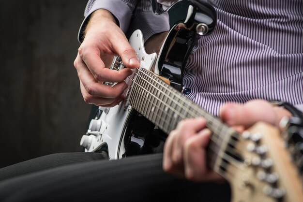 Man elektrische gitaar spelen