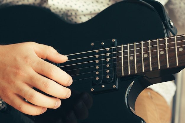 Man elektrische gitaar spelen