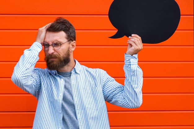 Man emotie gezicht met tekstballon kijken naar camera