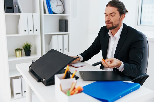 Foto uomo emozioni lavoro scrivania ufficio stile di vita foto di alta qualità