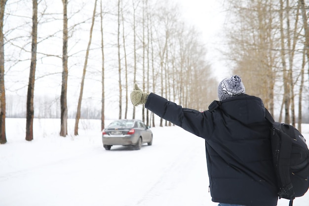 Man en auto Winterwandeling en autoreparatie