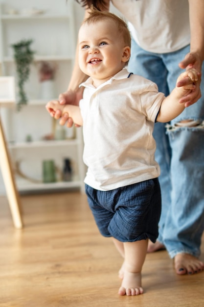 Man en baby lopen op de hardhouten vloer.