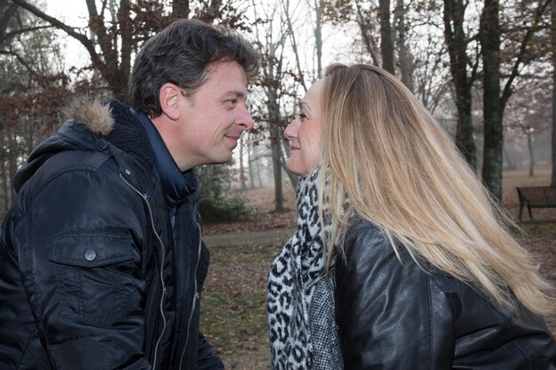 Foto man en een blonde vrouw raken de neus verliefd aan