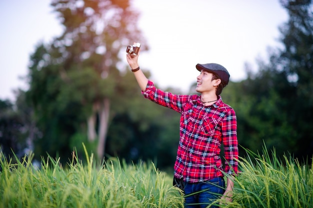 Man en een camera die een foto nemen en gelukkig glimlachen foto's voor uw bedrijf