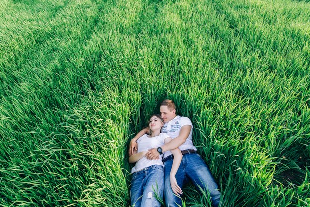 Man en een vrouw die op groen gebied rusten.