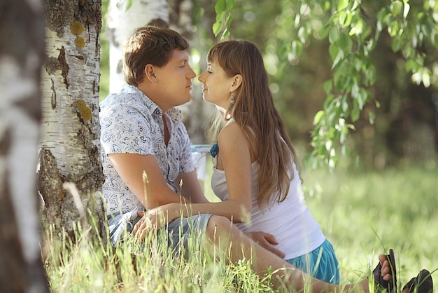 man en een zwangere vrouw gelukkige natuur