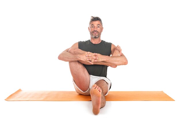 man en hatha yoga asana voor een witte achtergrond