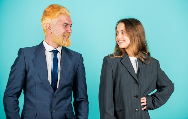 Man en meisje oprichters van bedrijven. Mede-eigenaar bedrijf. Het management team. Vader en dochter zielsverwanten. Familiebedrijf. Versnellingsconcept. Toekomstige generatie vervangt. Een bedrijf starten.