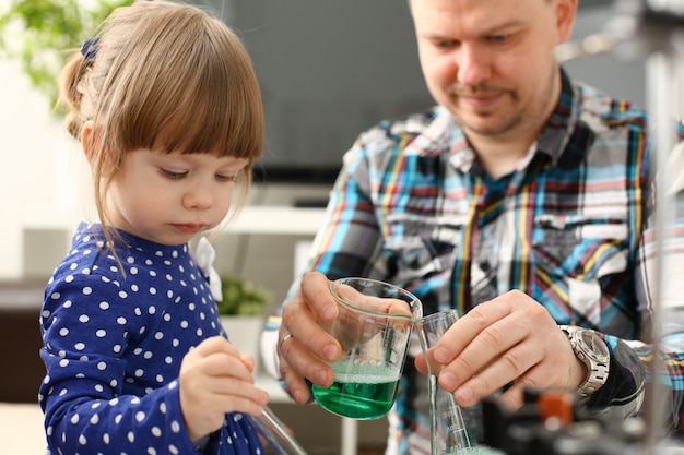 Man en meisje spelen met kleurrijke vloeistoffen