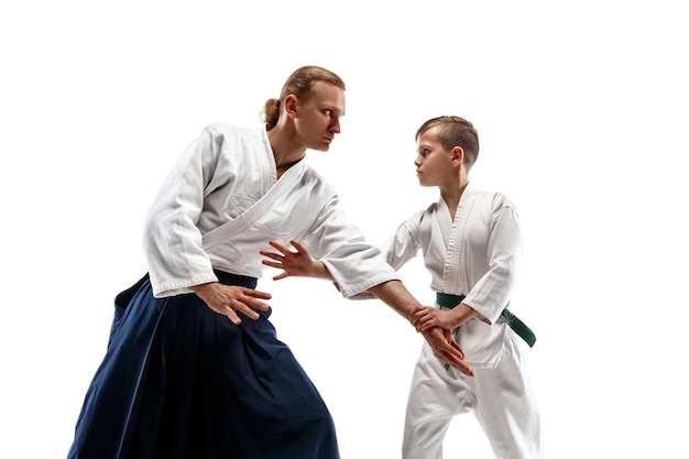 Man en tienerjongen die vechten bij aikido-opleiding in martial arts-school