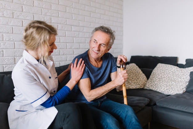 Man en verpleegster in verpleeghuis