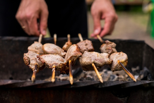 Man en vlees op de grill