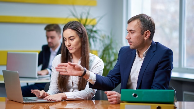 Man en vrouw aan de vergadertafel