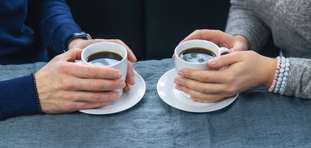 Man en vrouw aan tafel met een kopje koffie