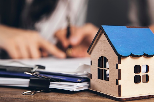 Man en vrouw bespreken het kopen van een huis en schudden elkaar de hand