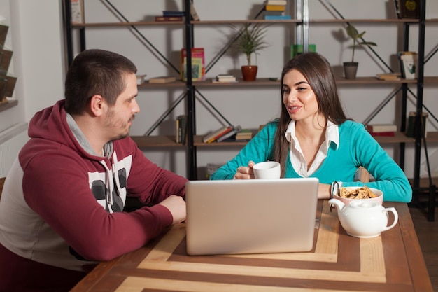 Man en vrouw bespreken iets aan tafel