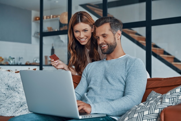 Man en vrouw brengen tijd samen thuis door