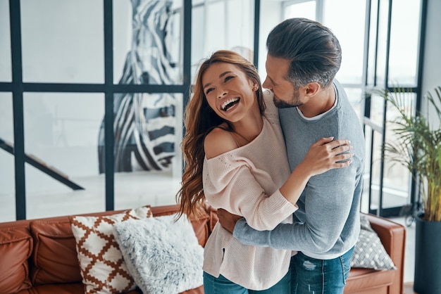 Man en vrouw brengen tijd samen thuis door