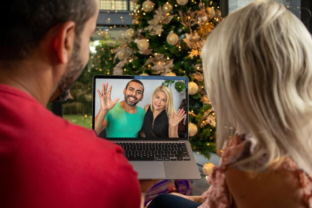 man en vrouw chatten in videoconferentie met enkele vrienden via de computer