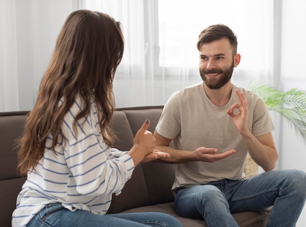 Man en vrouw communiceren via gebarentaal